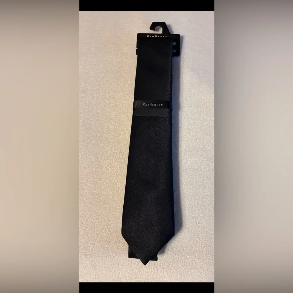 Van Heusen Classic Black Necktie with Tie Tac bar - Picture 1 of 4